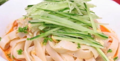 多家餐飲店因在涼皮放黃瓜絲被罰 未取得冷食類食品制售許可在店內(nèi)切配黃瓜絲